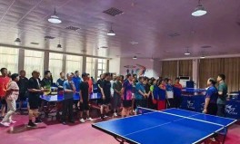 银球飞舞展风采——2025年东营市垦利区第六届老年人运动会乒乓球比赛点燃“银发热情”—乒乓球比赛赛场上描写