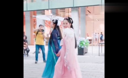 街头小姐姐古装汉服视频,街头小姐姐汉服演绎，穿越时空的美丽邂逅