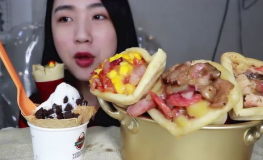小姐姐吃冰激凌美食视频,小姐姐畅享美味冰激凌