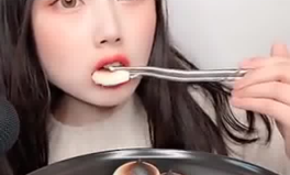 小姐姐吃烤棉花糖巧克力,小姐姐独享烤棉花糖巧克力美味时光